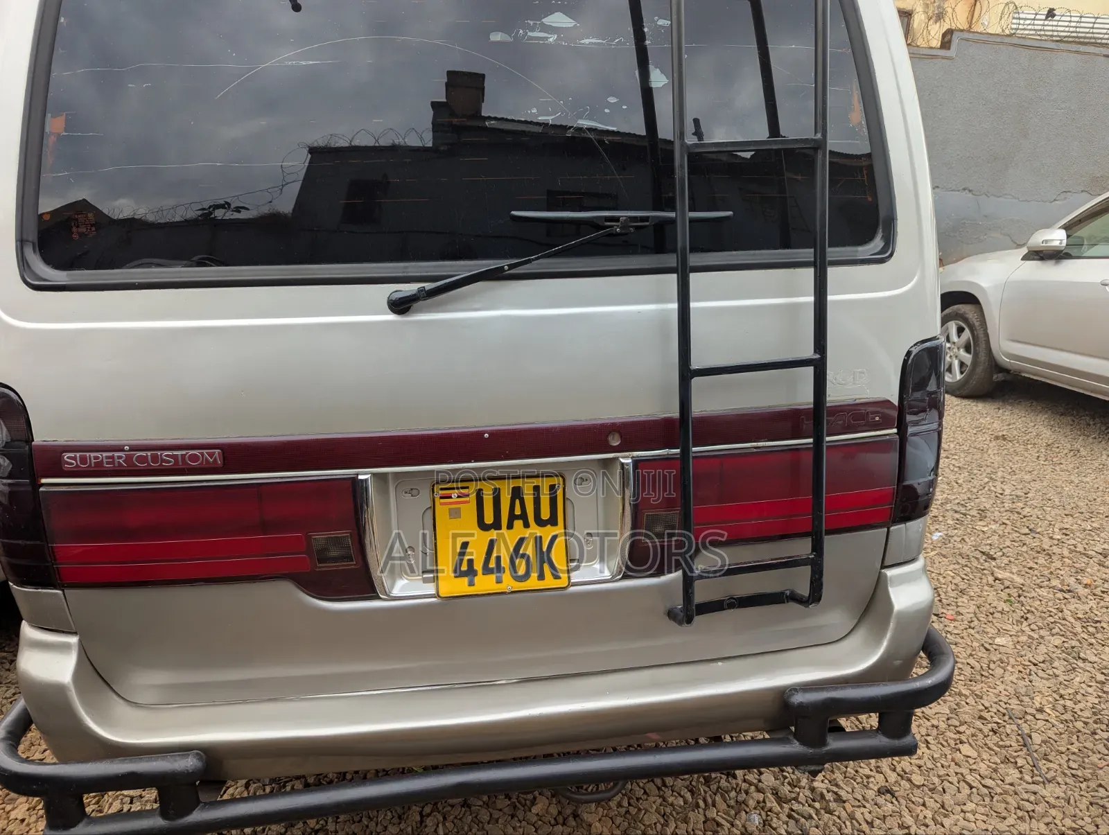 Toyota HiAce 2000 Brown