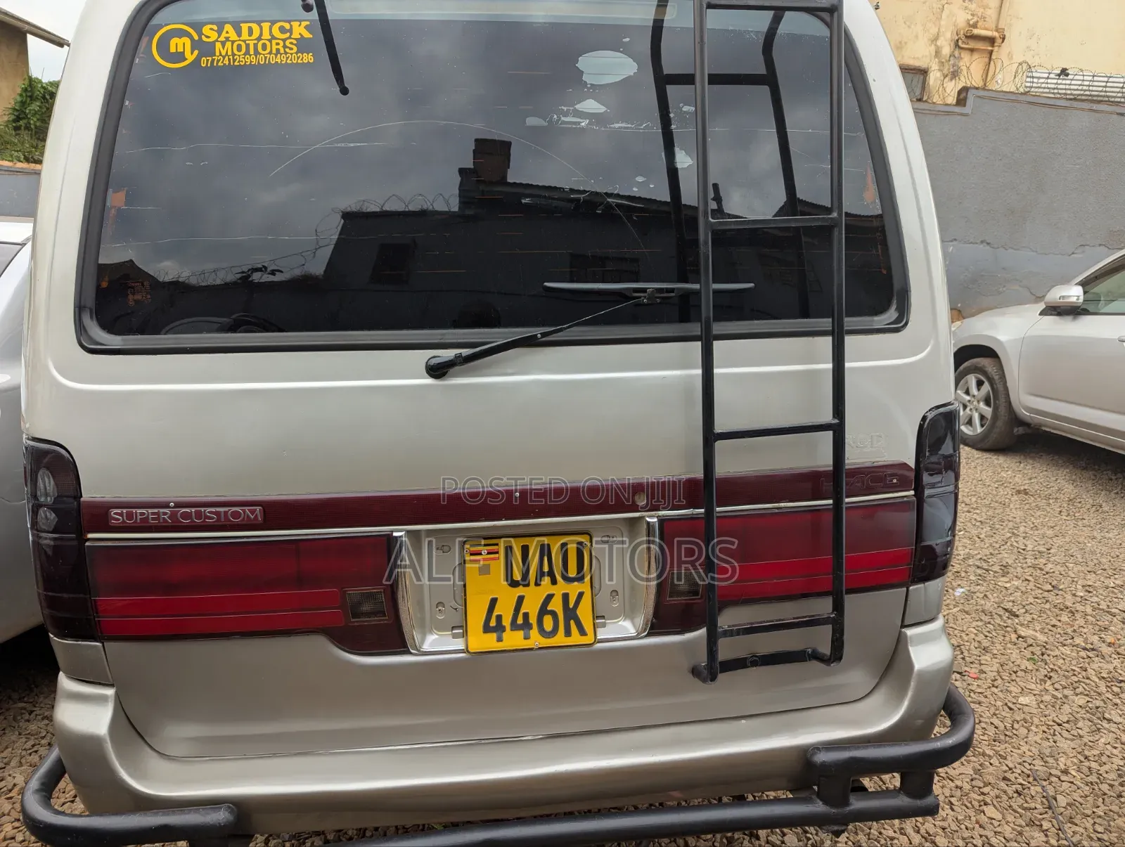 Toyota HiAce 2000 Brown
