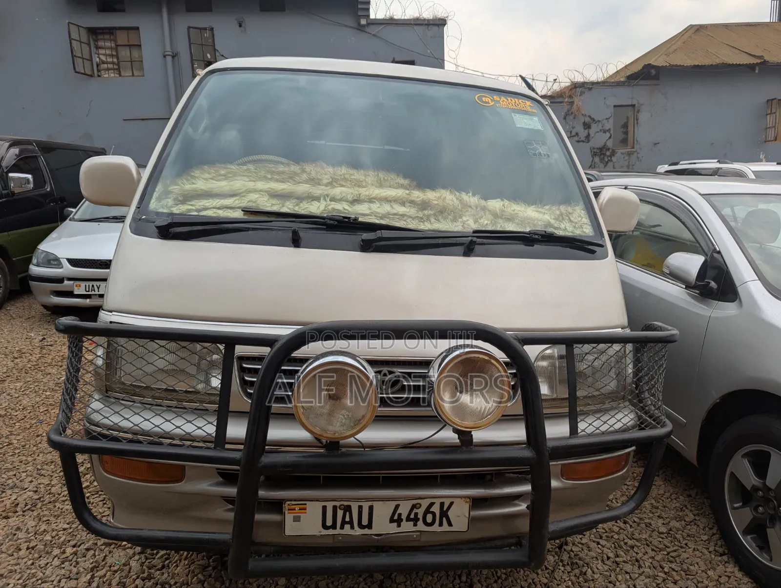 Toyota HiAce 2000 Brown