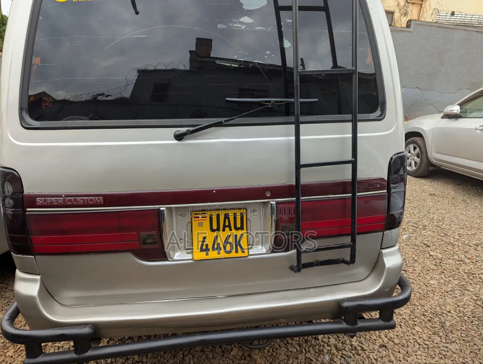 Toyota HiAce 2000 Brown