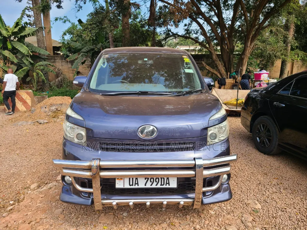 Toyota Voxy 2012