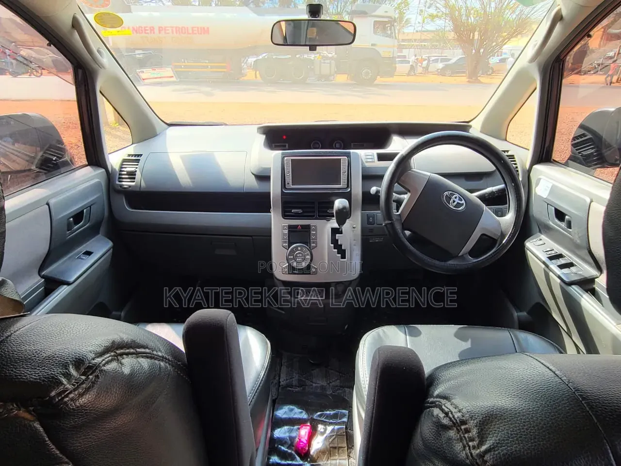 Toyota Voxy 2012