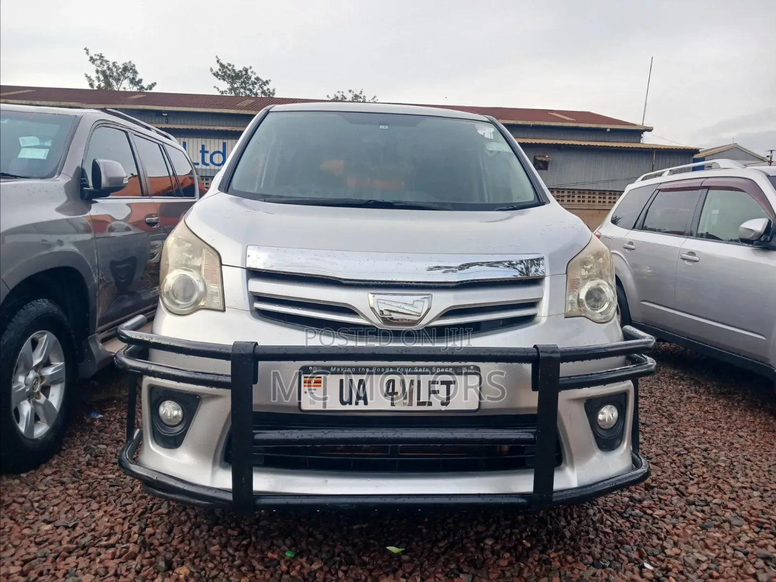 Toyota Noah 2.0 143hp FWD (8 Seater) 2011 Silver