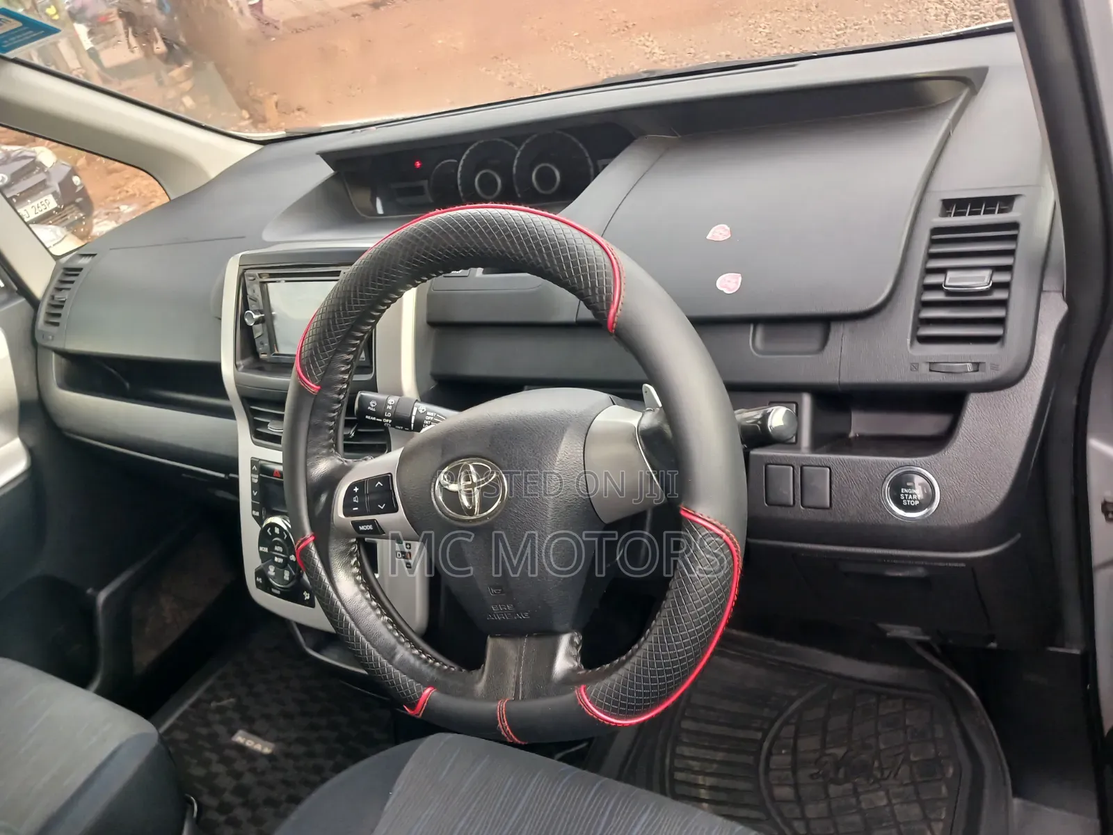 Toyota Noah 2.0 143hp FWD (8 Seater) 2011 Silver