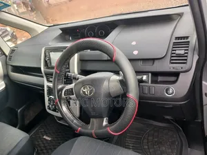 Toyota Noah 2.0 143hp FWD (8 Seater) 2011 Silver