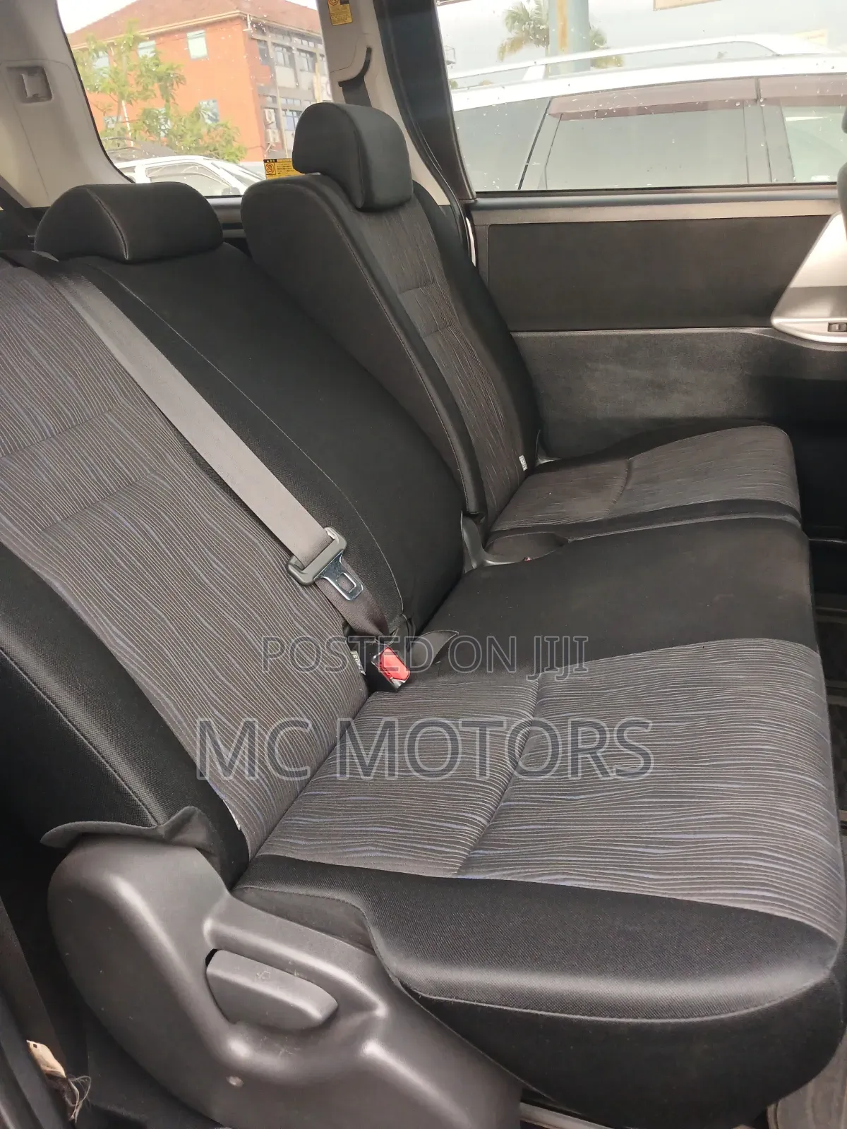 Toyota Noah 2.0 143hp FWD (8 Seater) 2011 Silver