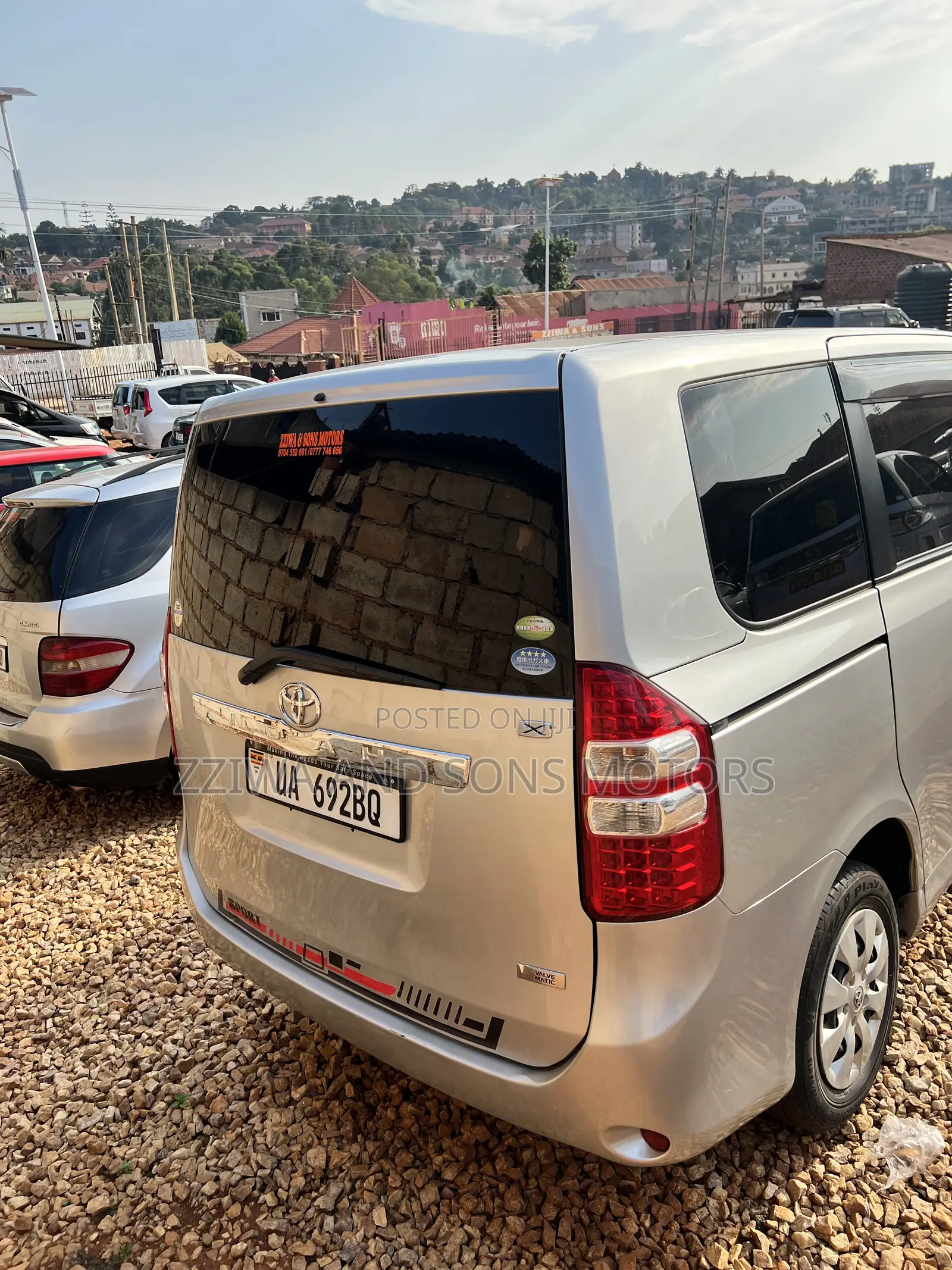 Toyota Noah 2.0 143hp AWD (7 Seater) 2010 Silver