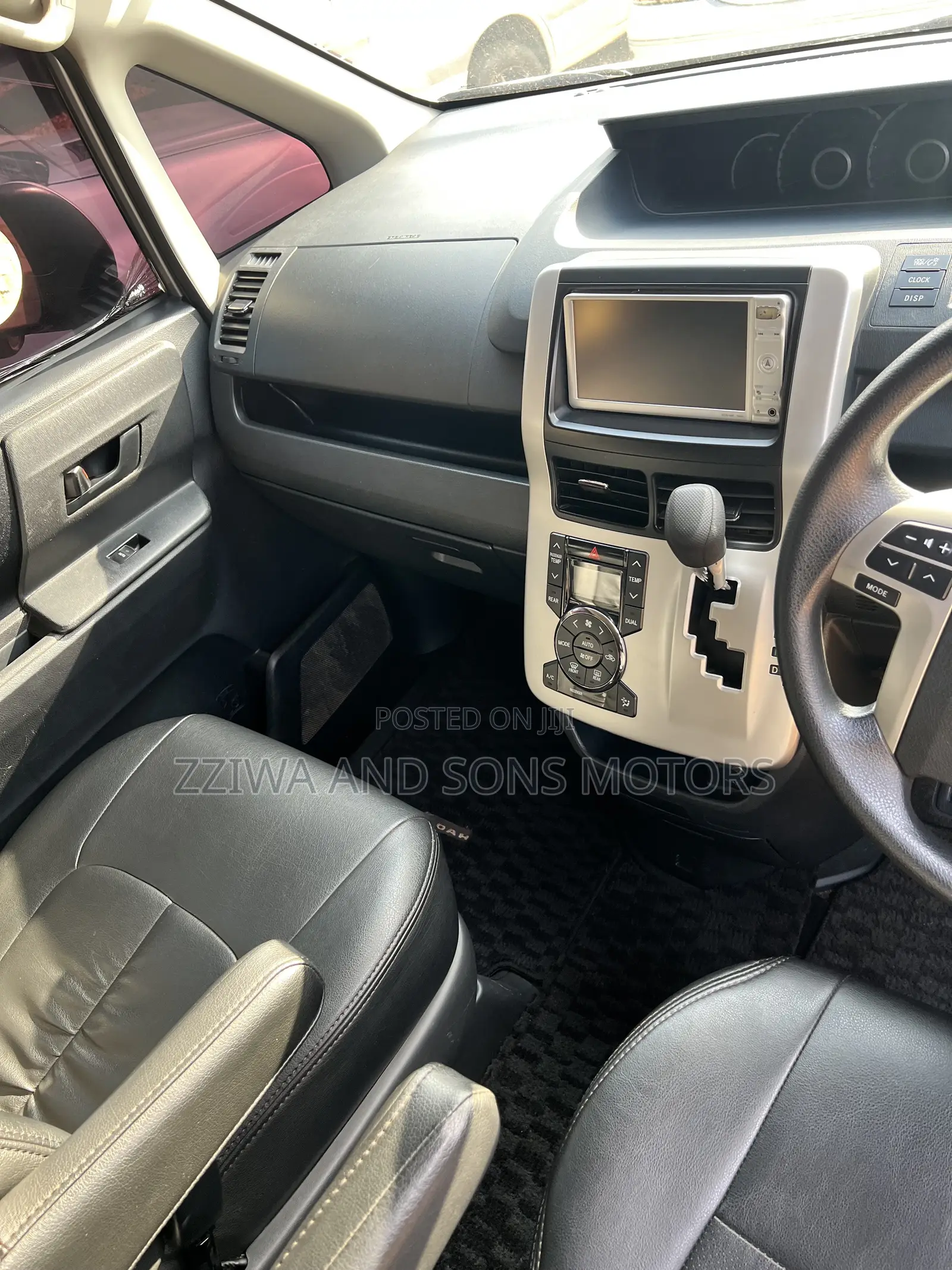 Toyota Noah 2.0 143hp AWD (7 Seater) 2010 Silver
