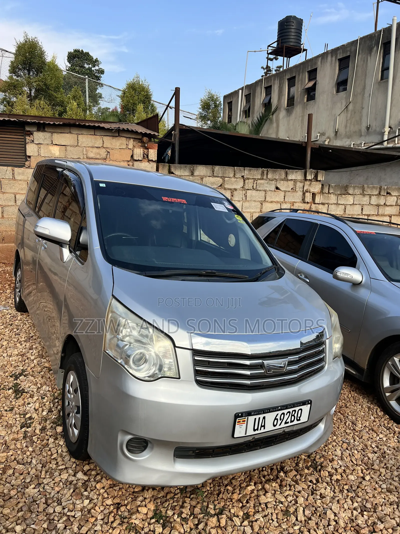 Toyota Noah 2.0 143hp AWD (7 Seater) 2010 Silver
