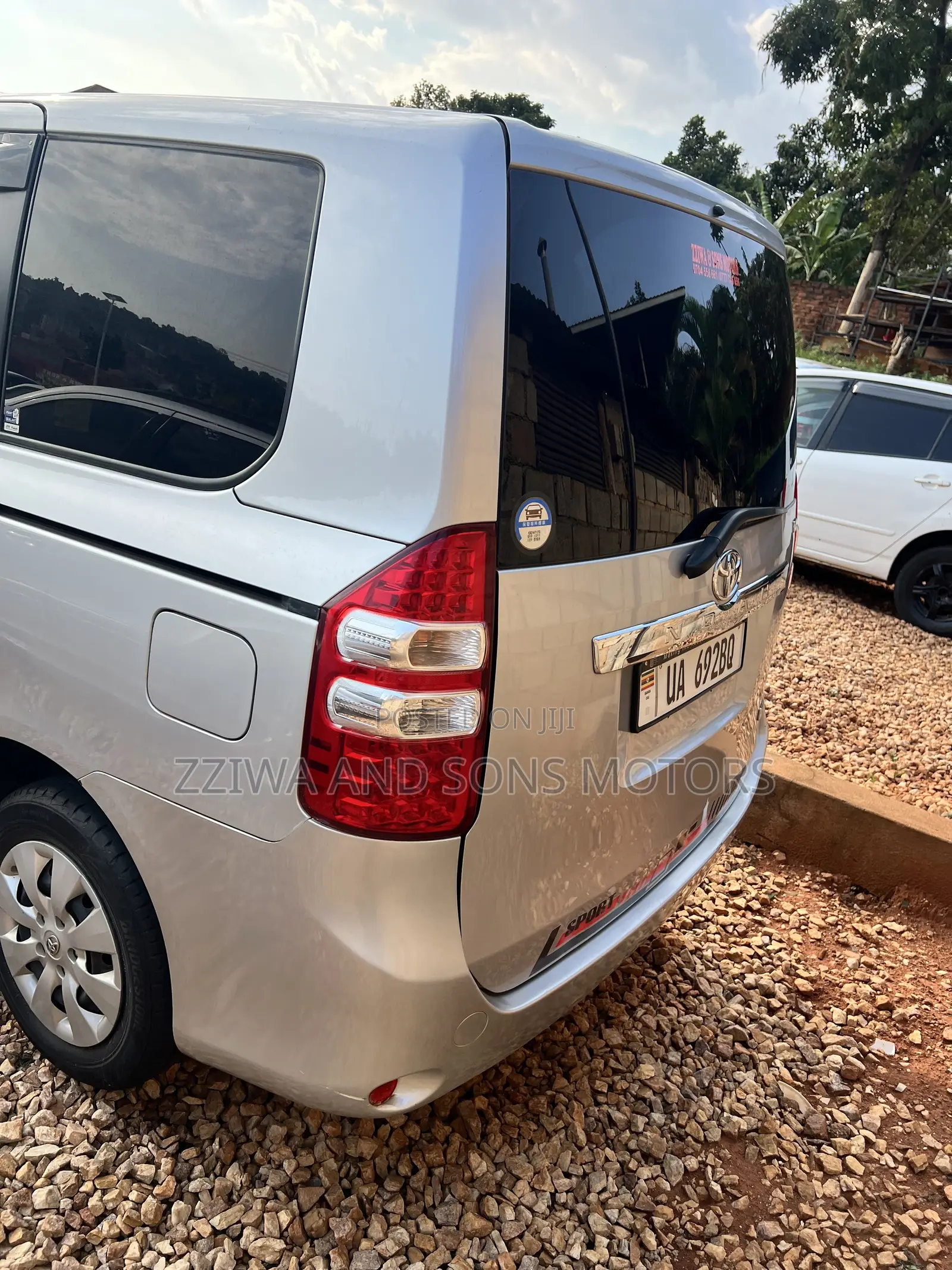 Toyota Noah 2.0 143hp AWD (7 Seater) 2010 Silver