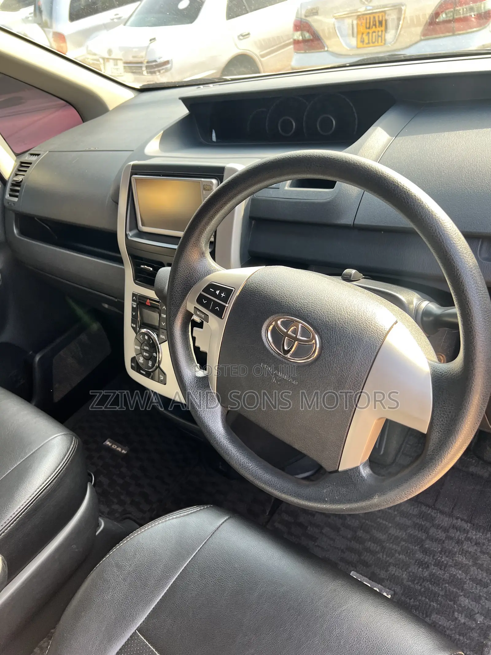 Toyota Noah 2.0 143hp AWD (7 Seater) 2010 Silver