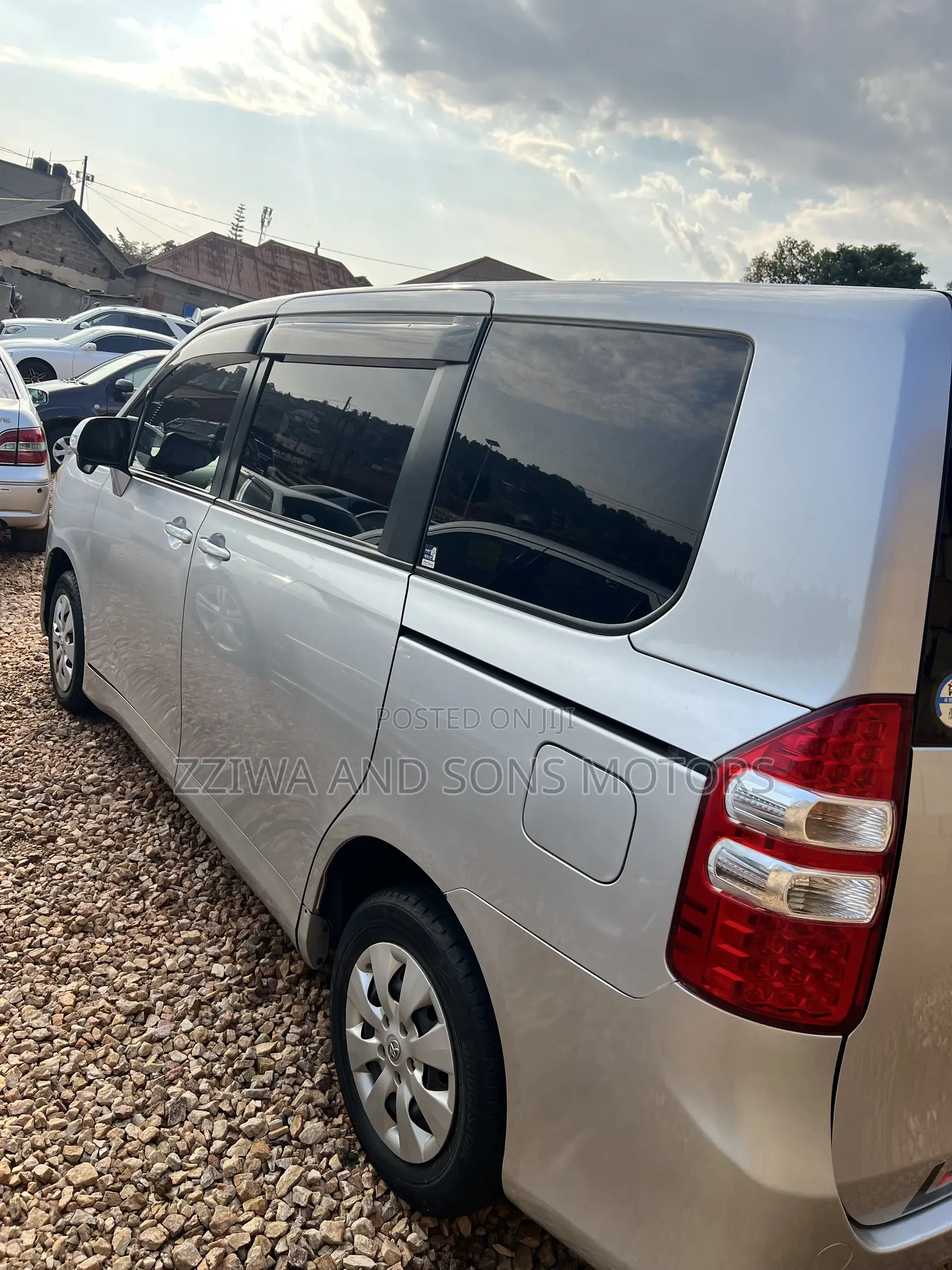 Toyota Noah 2.0 143hp AWD (7 Seater) 2010 Silver