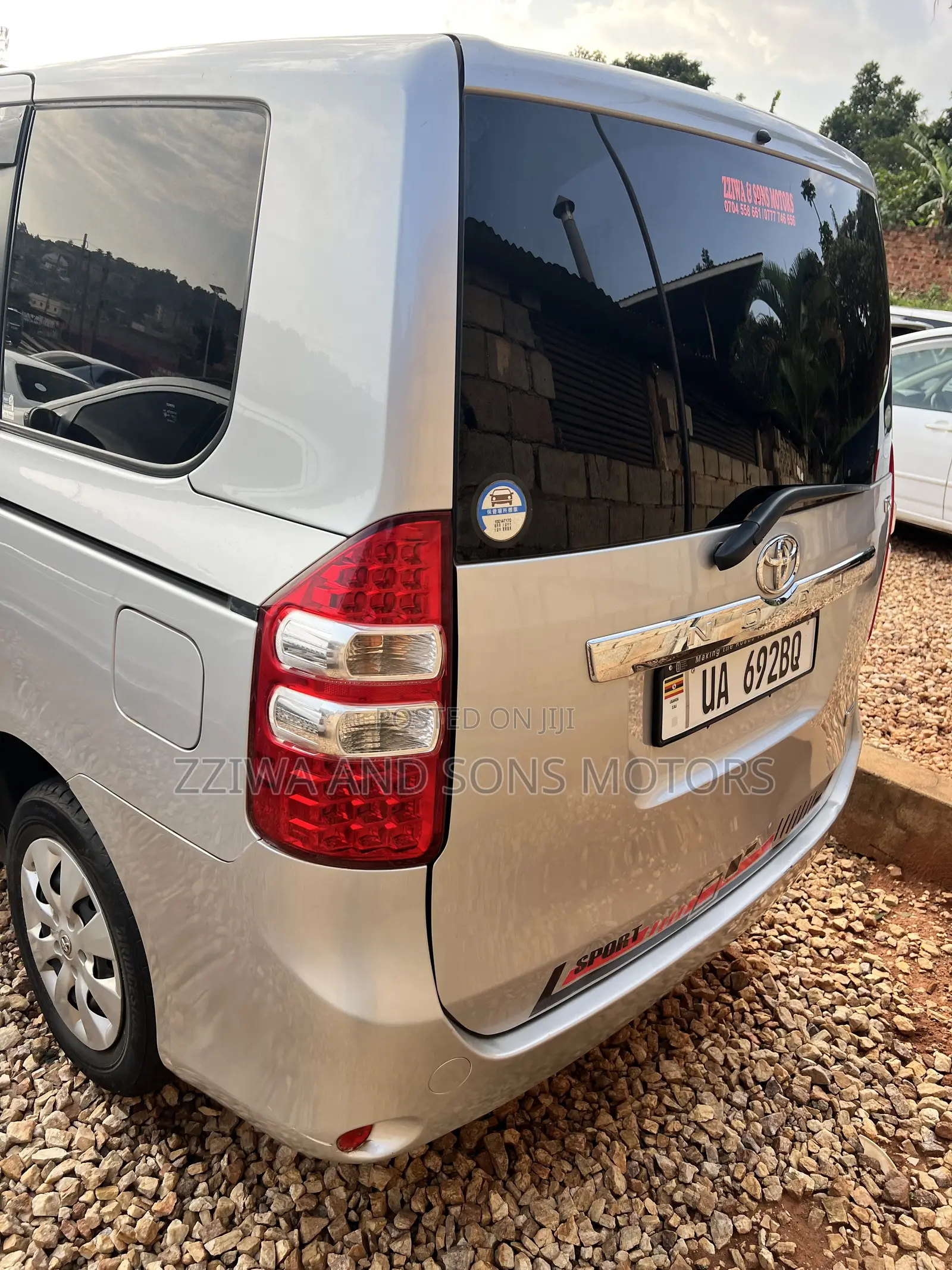 Toyota Noah 2.0 143hp AWD (7 Seater) 2010 Silver
