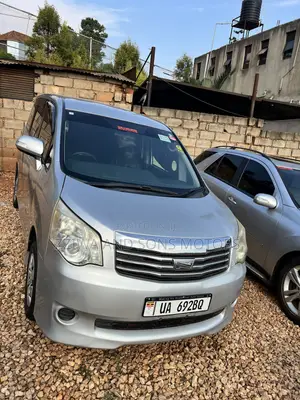 Toyota Noah 2.0 143hp AWD (7 Seater) 2010 Silver