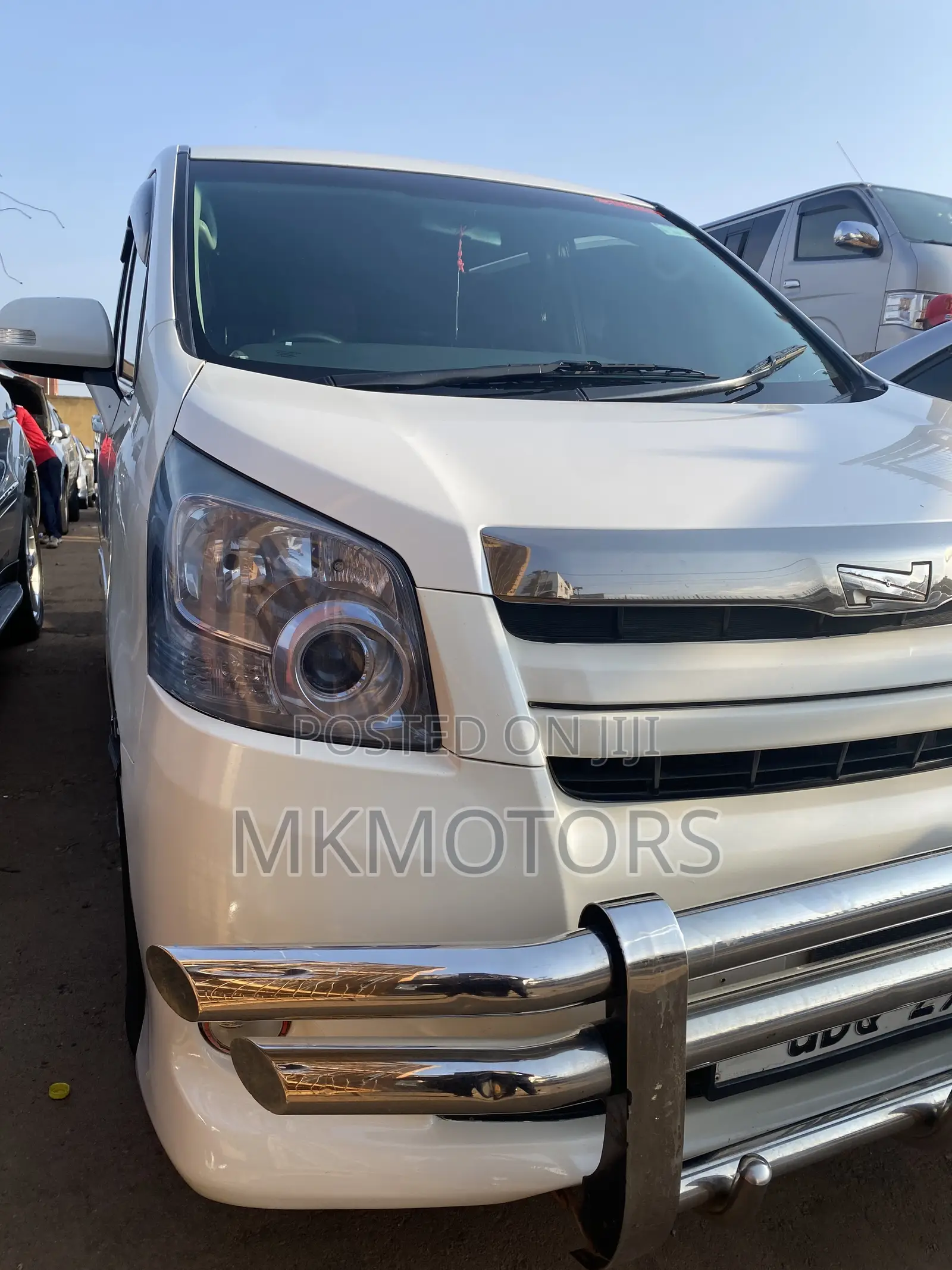 Toyota Noah 2.0 143hp FWD (7 Seater) 2010 White