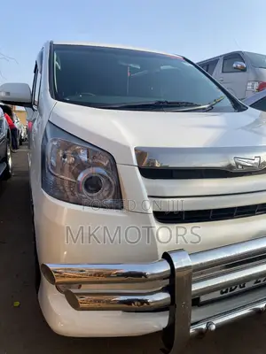 Toyota Noah 2.0 143hp FWD (7 Seater) 2010 White