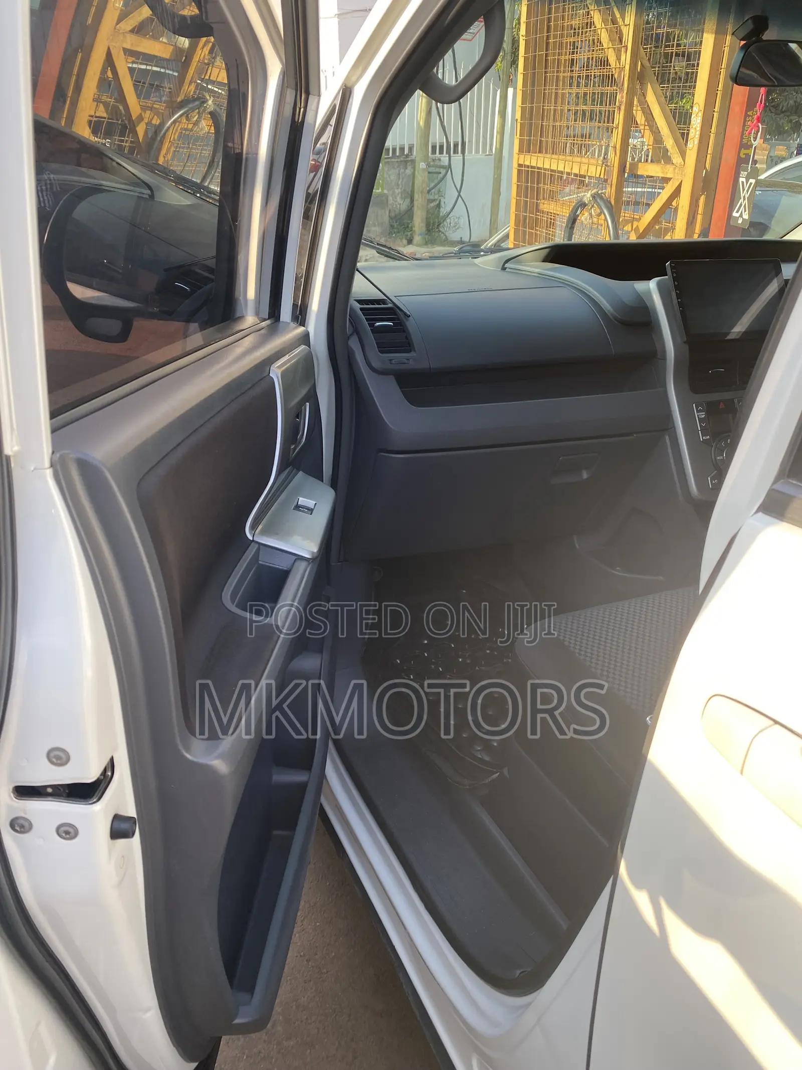 Toyota Noah 2.0 143hp FWD (7 Seater) 2010 White