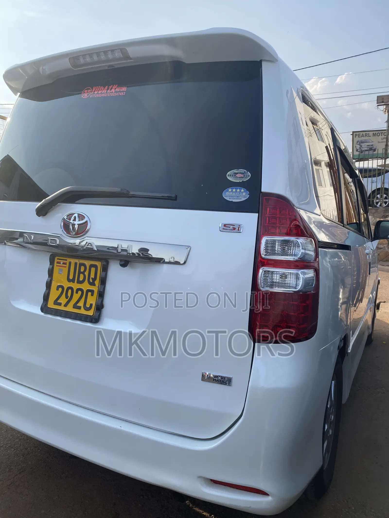 Toyota Noah 2.0 143hp FWD (7 Seater) 2010 White