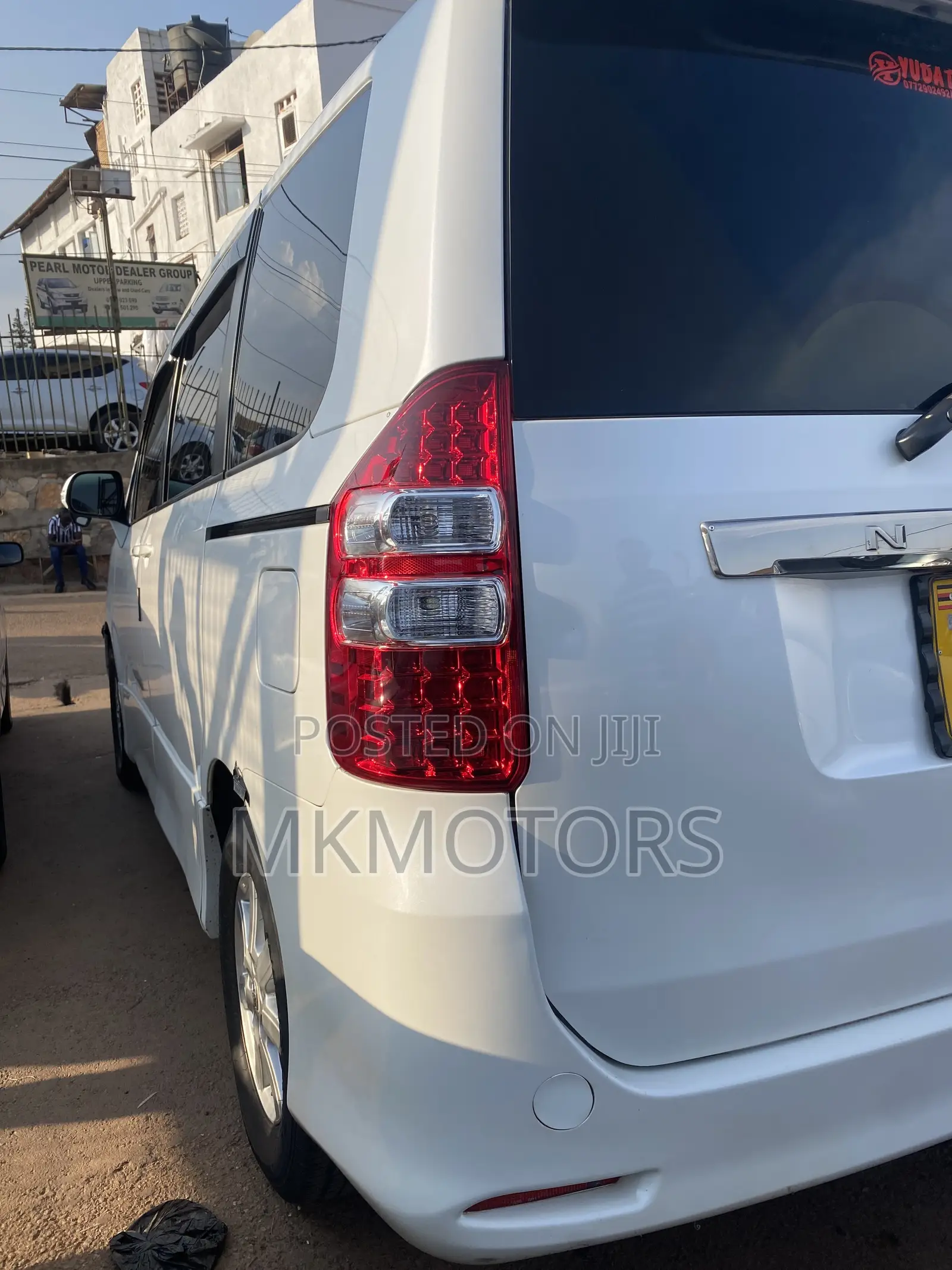 Toyota Noah 2.0 143hp FWD (7 Seater) 2010 White