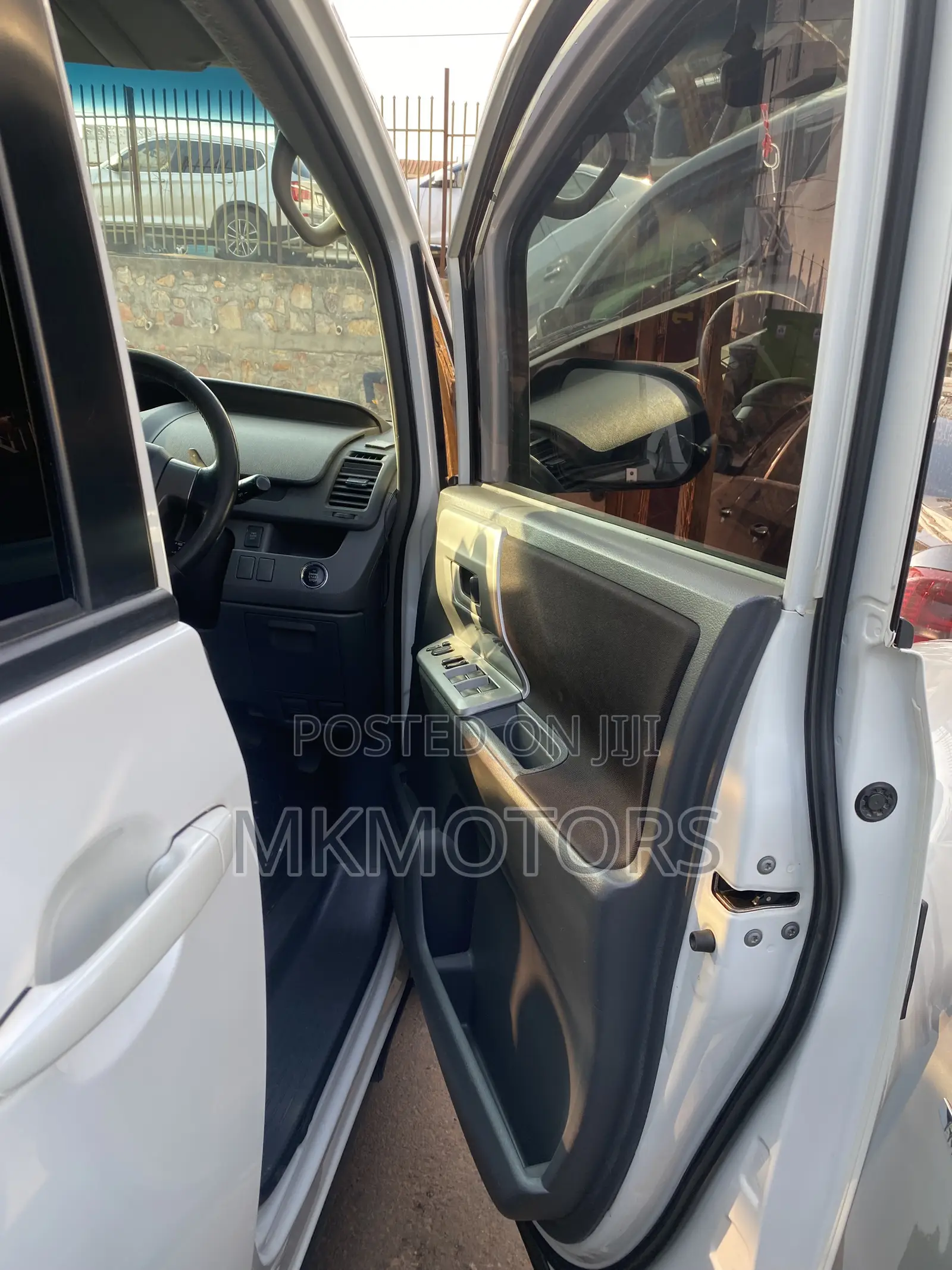 Toyota Noah 2.0 143hp FWD (7 Seater) 2010 White