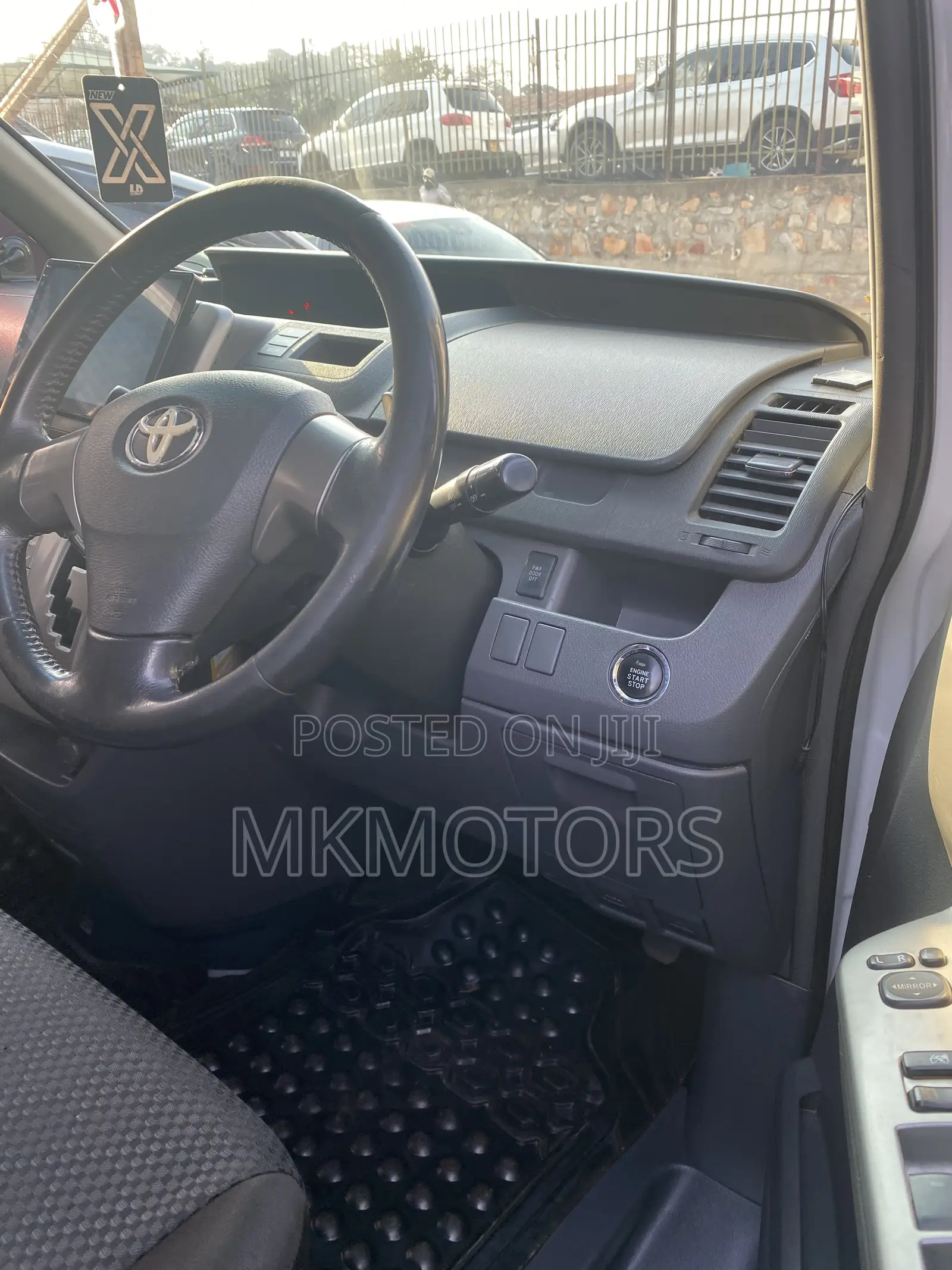 Toyota Noah 2.0 143hp FWD (7 Seater) 2010 White
