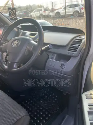 Toyota Noah 2.0 143hp FWD (7 Seater) 2010 White