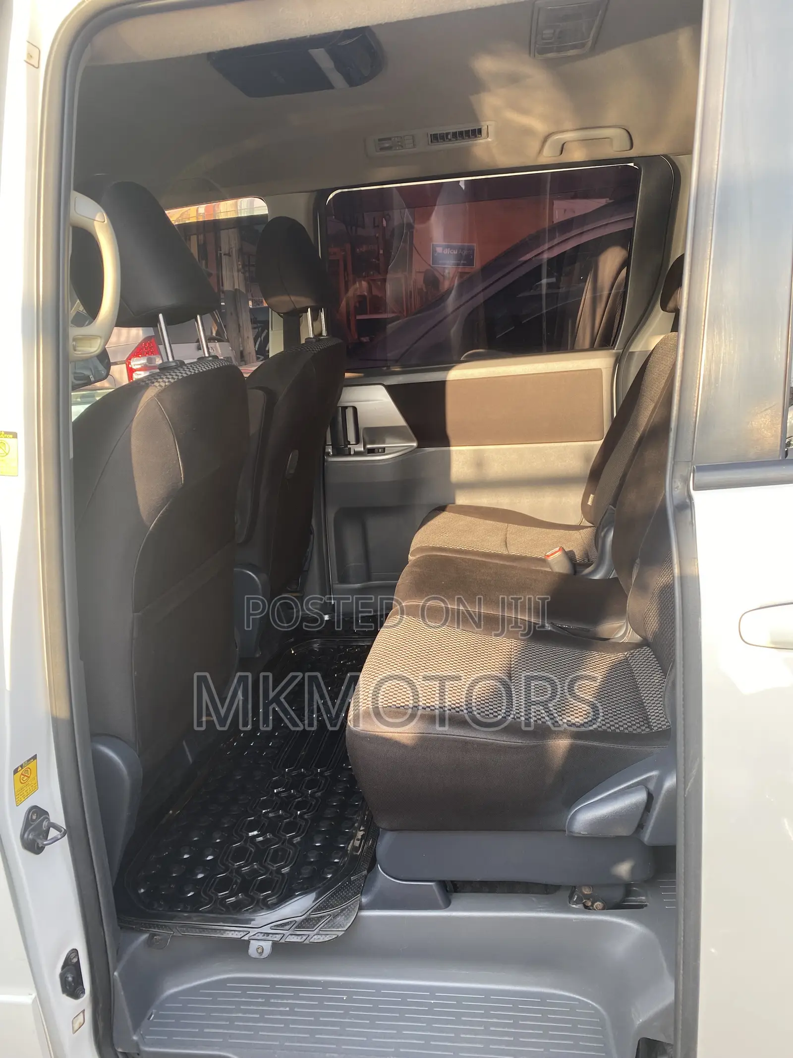 Toyota Noah 2.0 143hp FWD (7 Seater) 2010 White