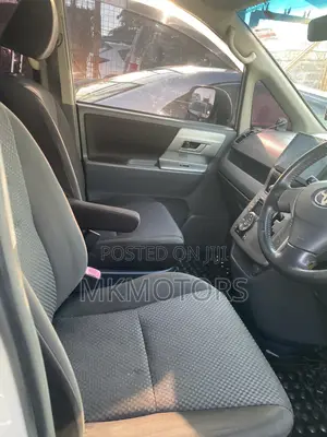 Toyota Noah 2.0 143hp FWD (7 Seater) 2010 White