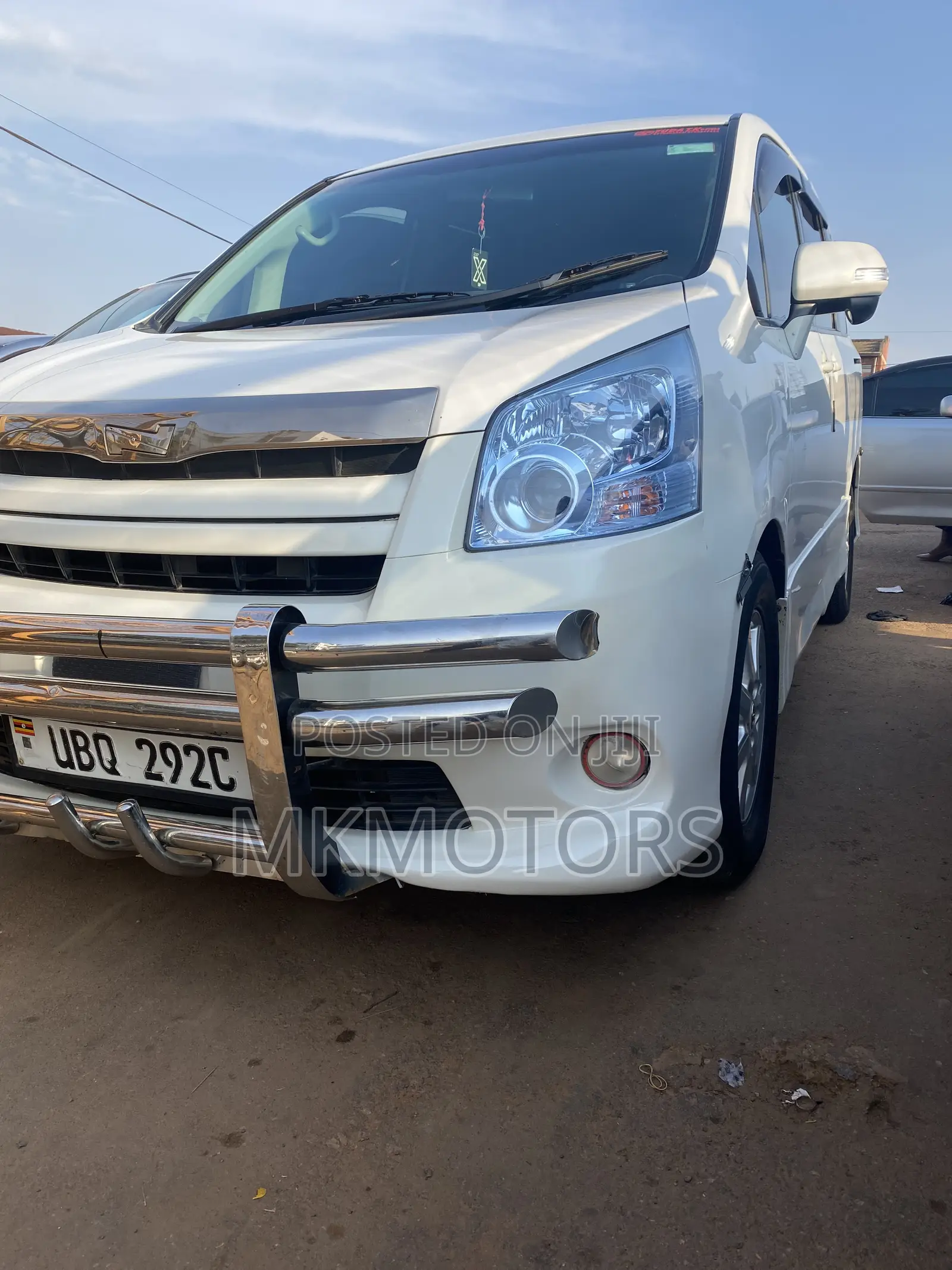 Toyota Noah 2.0 143hp FWD (7 Seater) 2010 White