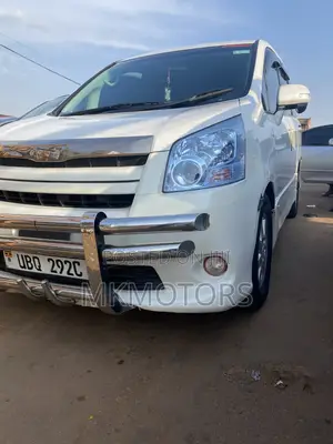 Toyota Noah 2.0 143hp FWD (7 Seater) 2010 White
