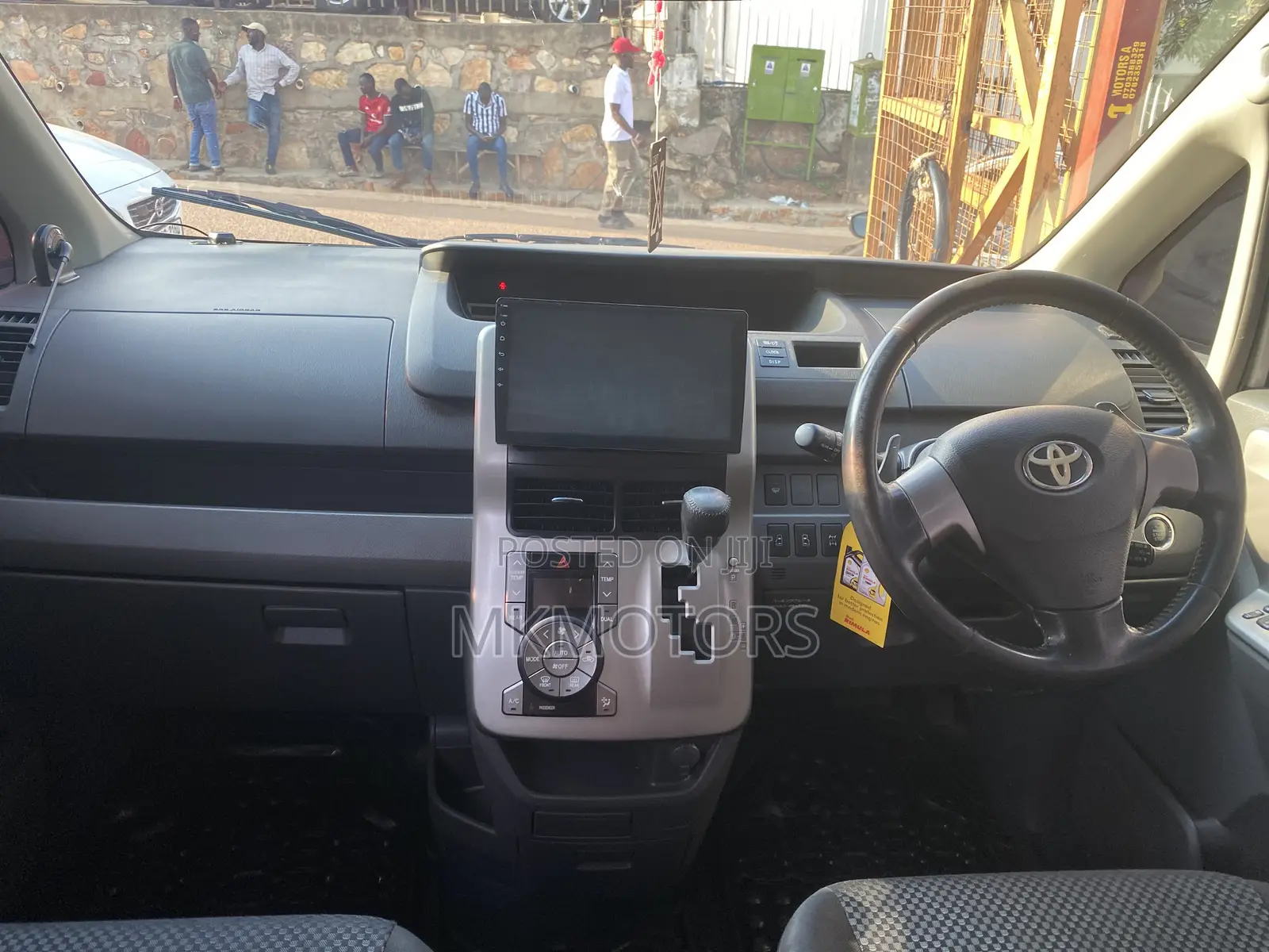 Toyota Noah 2.0 143hp FWD (7 Seater) 2010 White
