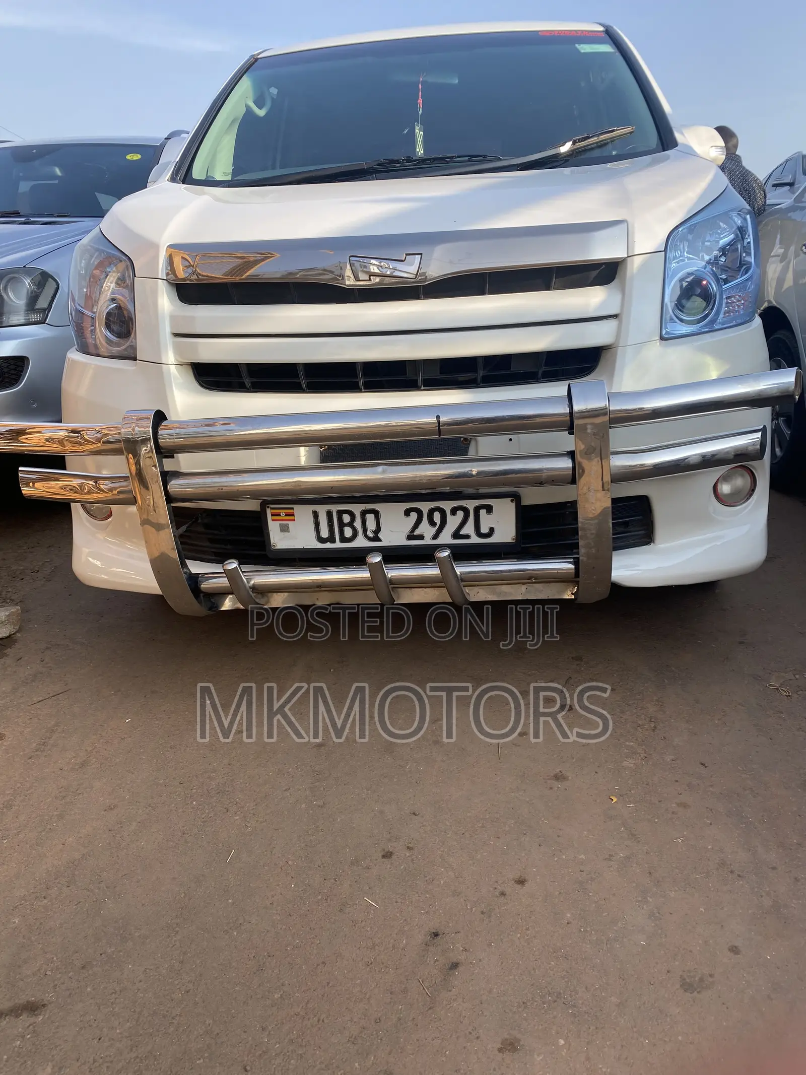 Toyota Noah 2.0 143hp FWD (7 Seater) 2010 White