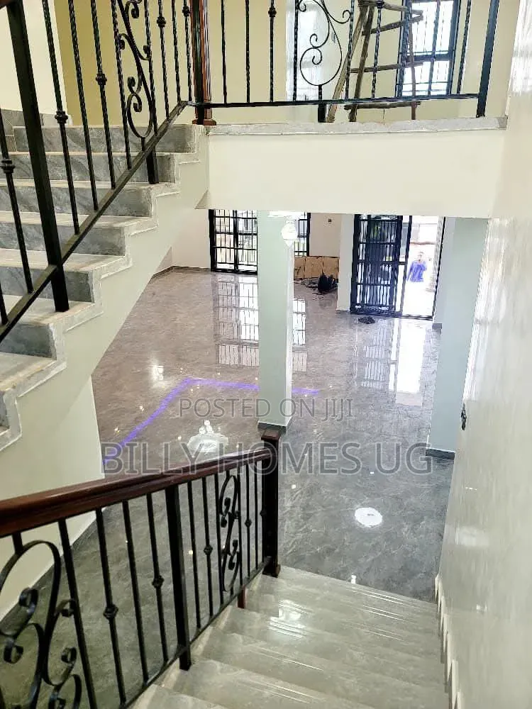 7bdrm Mansion in Ssabagabo-Makindye for sale
