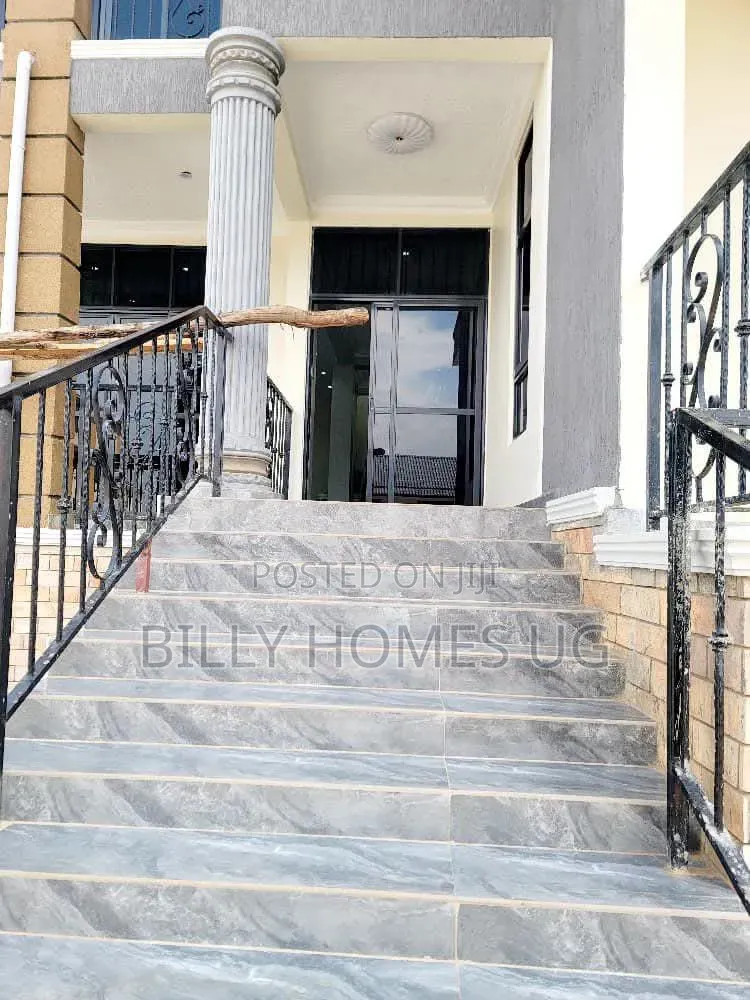 7bdrm Mansion in Ssabagabo-Makindye for sale