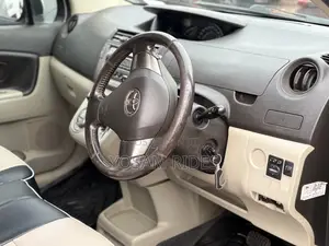 Toyota Passo Sette 1.5 FWD 2010 Silver