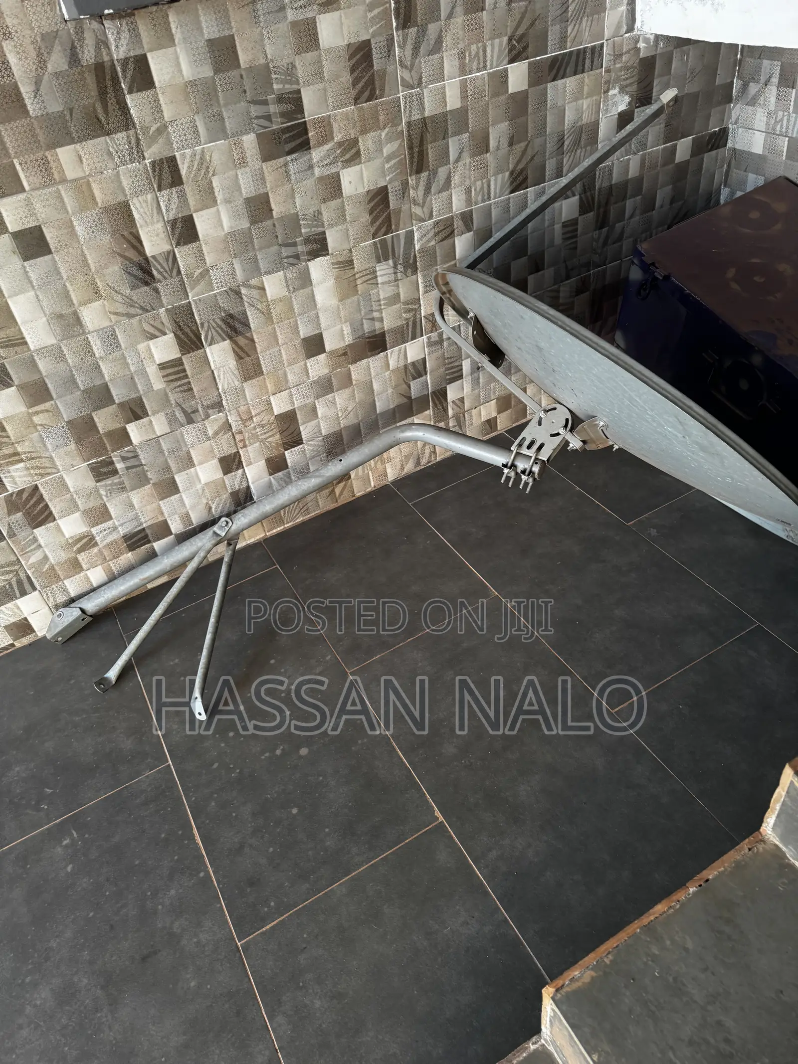 Used Satellite Dish With Mounting Bracket – Complete Dish