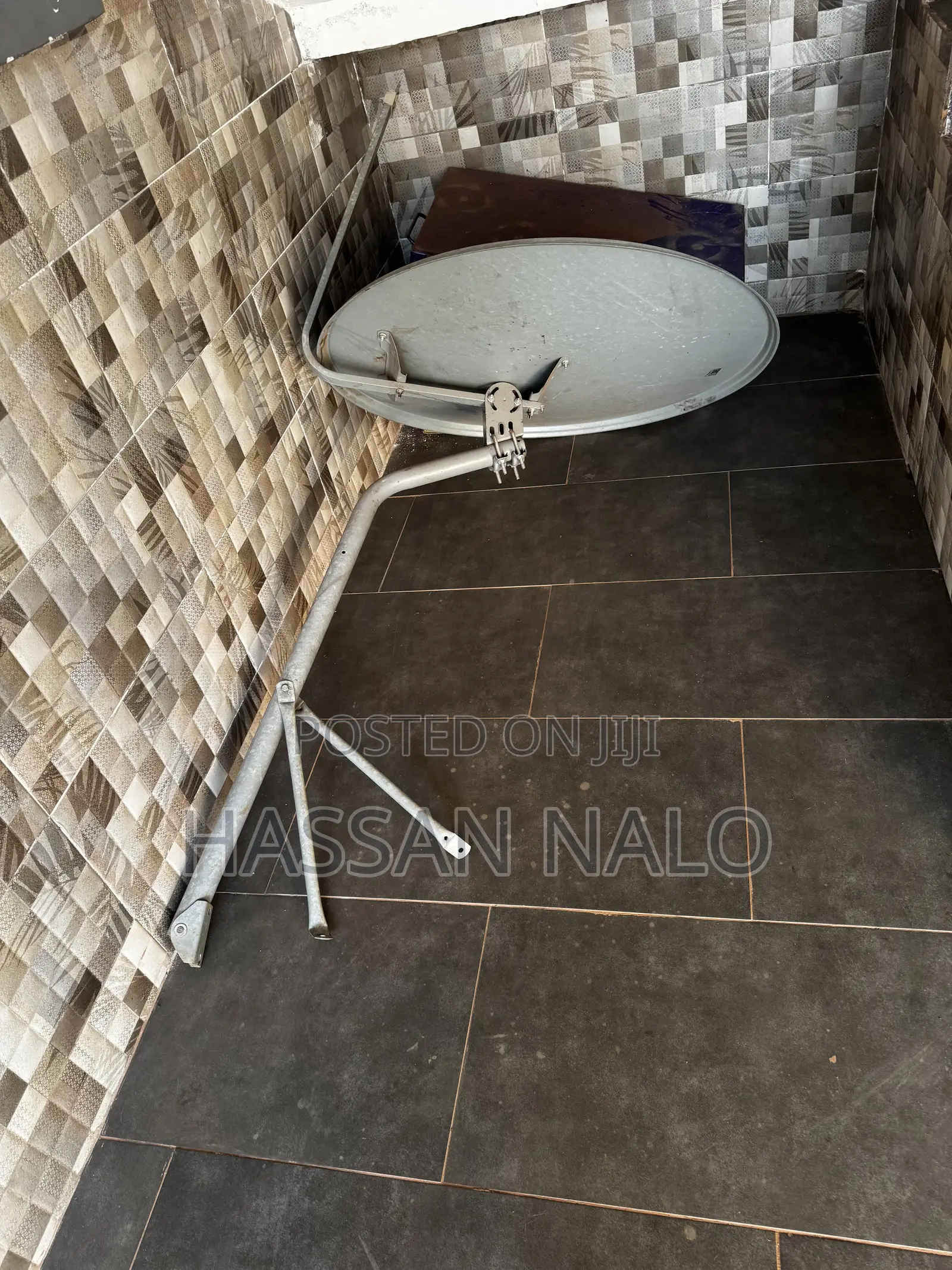 Used Satellite Dish With Mounting Bracket – Complete Dish