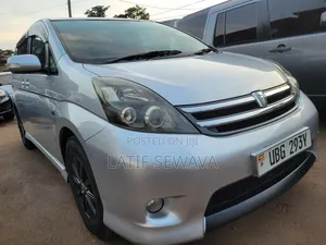 Toyota ISIS 1.8 Platana 2008 Silver