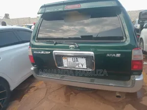 Toyota Hilux Surf 2000 Green