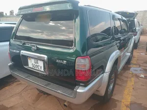 Toyota Hilux Surf 2000 Green