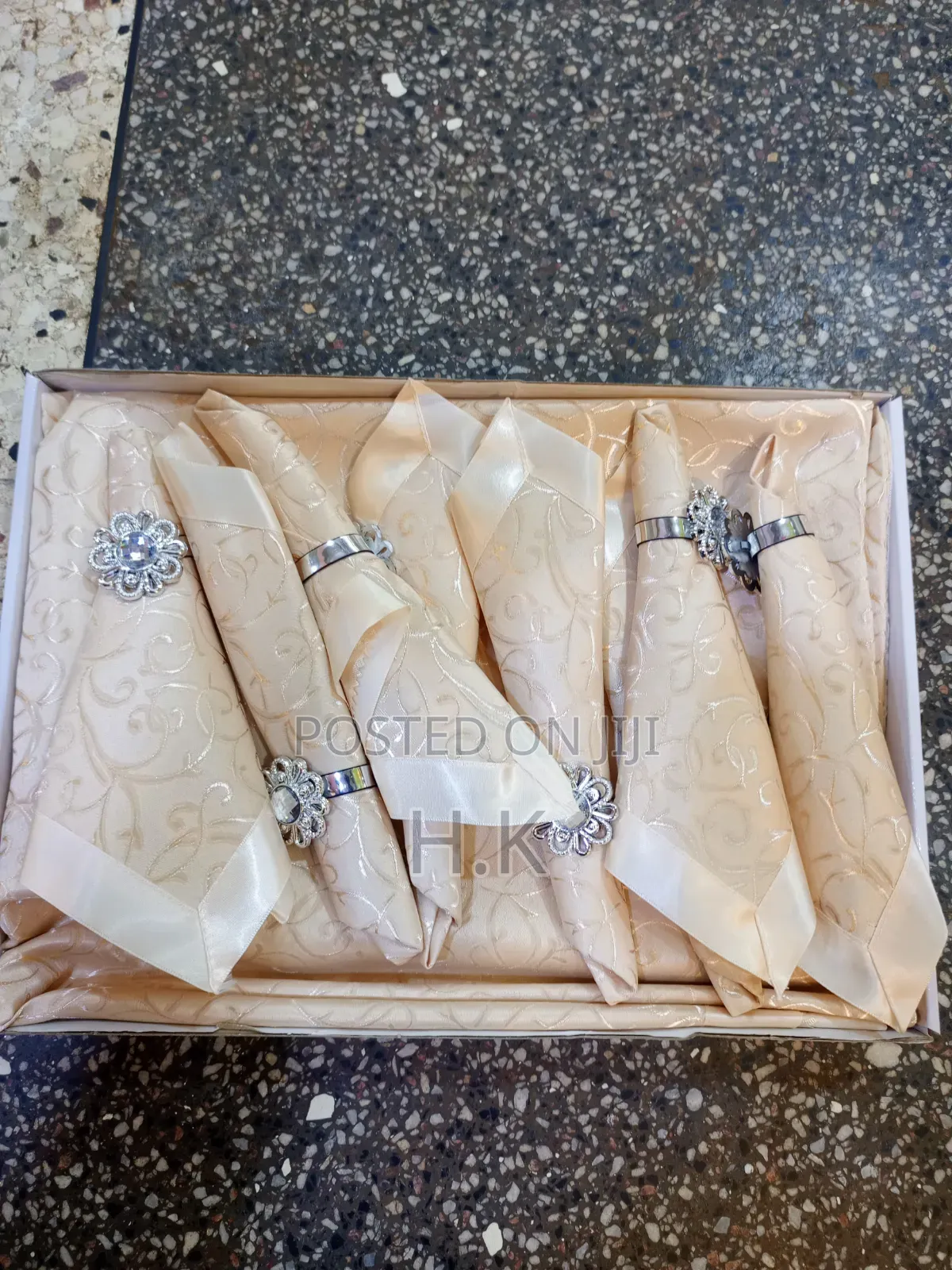 Luxury Boxed Dining Table Linen Gift Set.