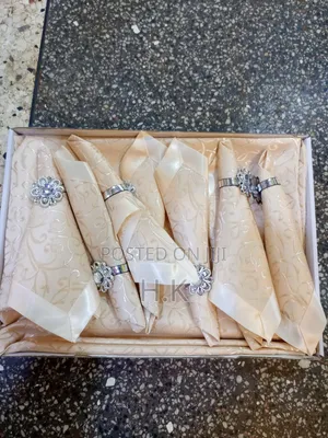 Luxury Boxed Dining Table Linen Gift Set.