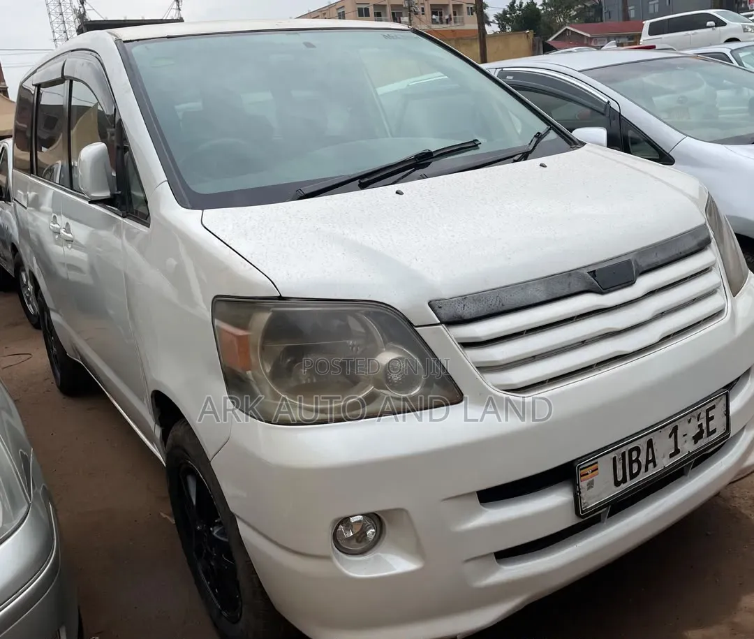 Toyota Noah 2002 White