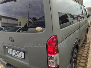 Toyota HiAce 2011 Green