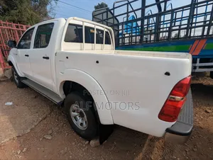 Toyota Hilux 2006 White