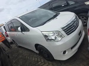 Toyota Noah 2.0 143hp FWD (8 Seater) 2012 White