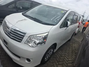 Toyota Noah 2.0 143hp FWD (8 Seater) 2012 White