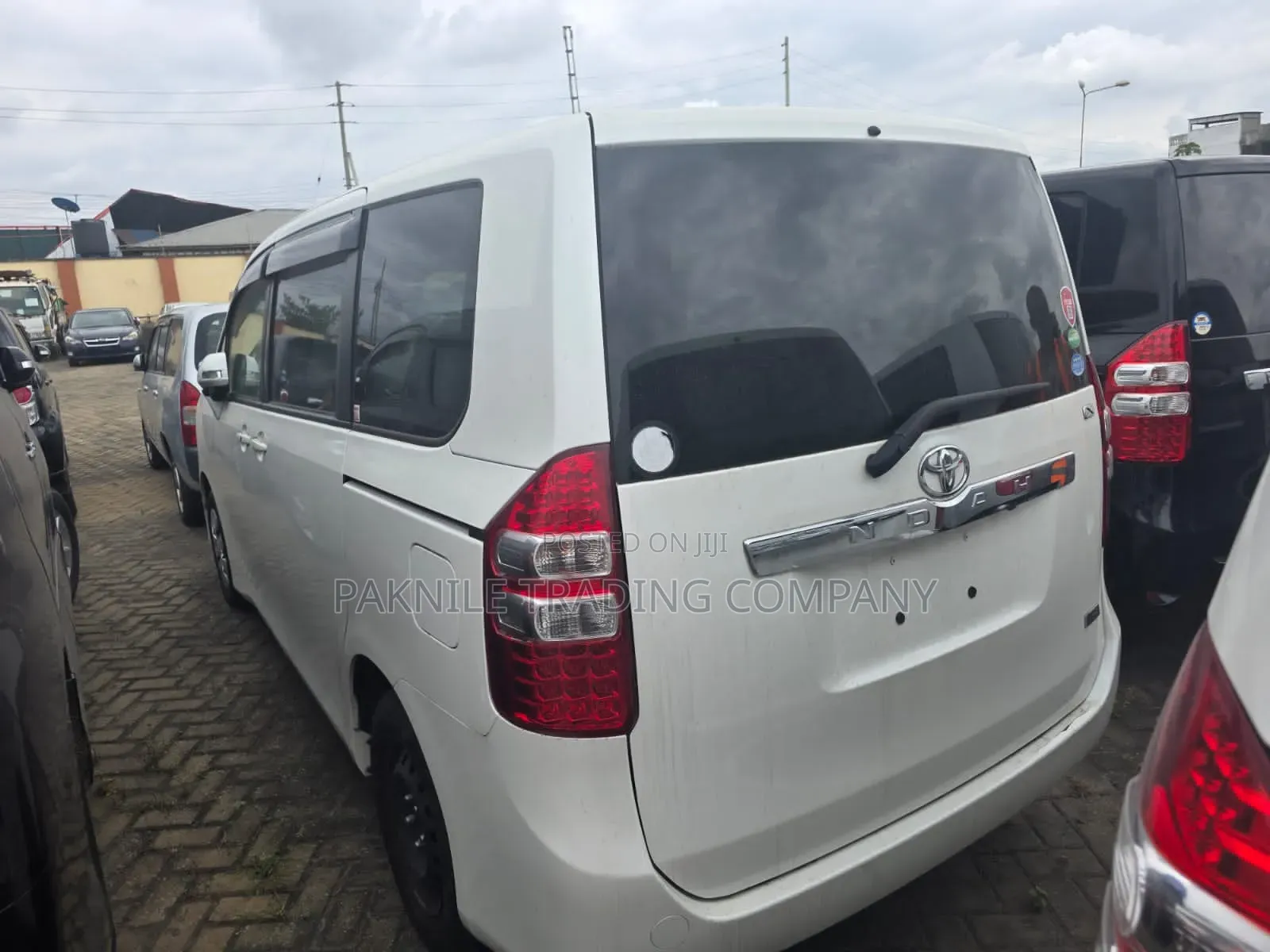 Toyota Noah 2.0 143hp FWD (8 Seater) 2012 White