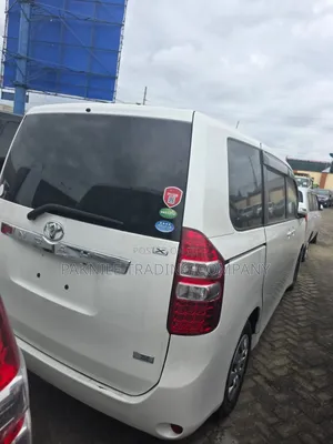 Toyota Noah 2.0 143hp FWD (8 Seater) 2012 White