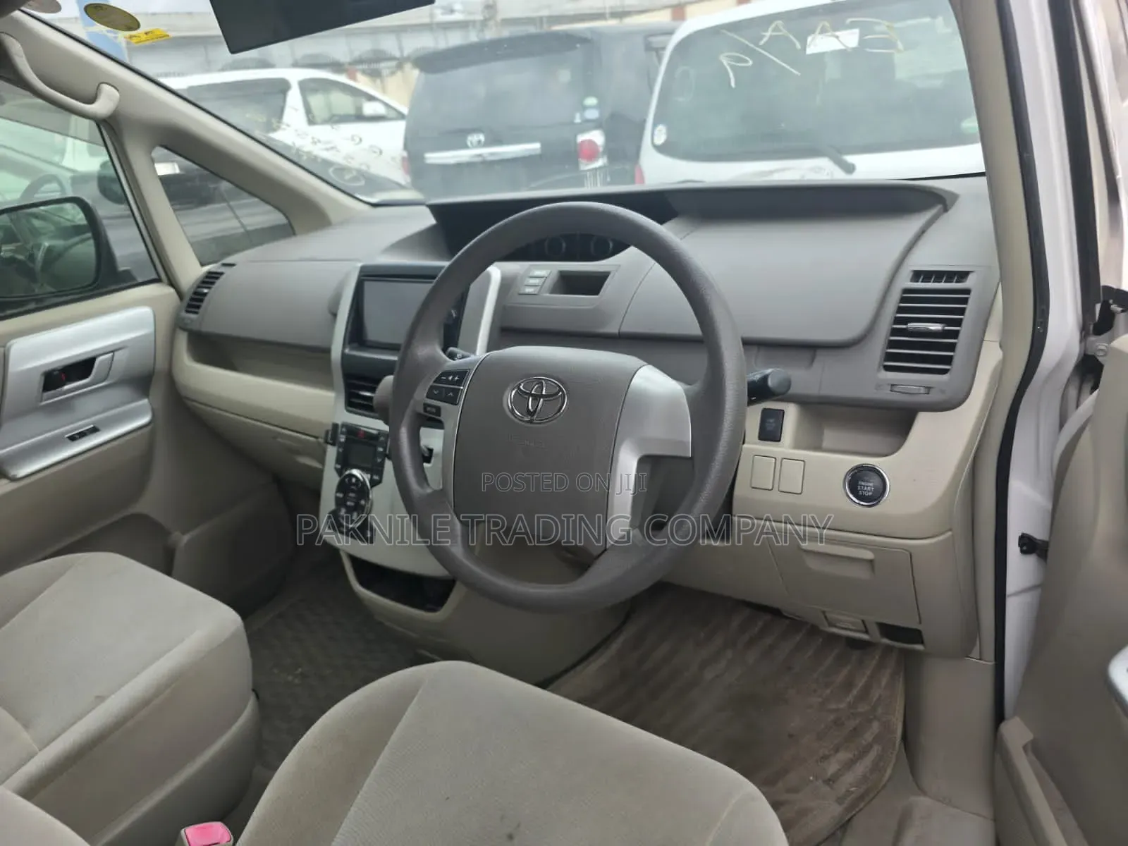 Toyota Noah 2.0 143hp FWD (8 Seater) 2012 White